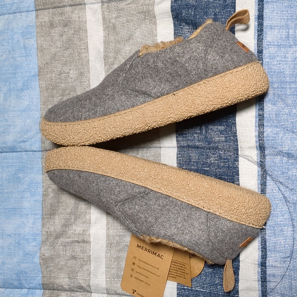 Women's Merrimac Cozy Gray and Tan Moccasin-Style Slippers - Picture 10 of 11